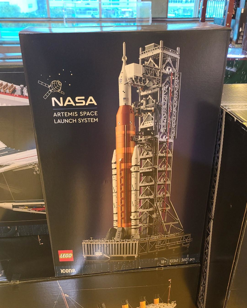 LEGO Icons Nasa Artemis Space Launch System front of box