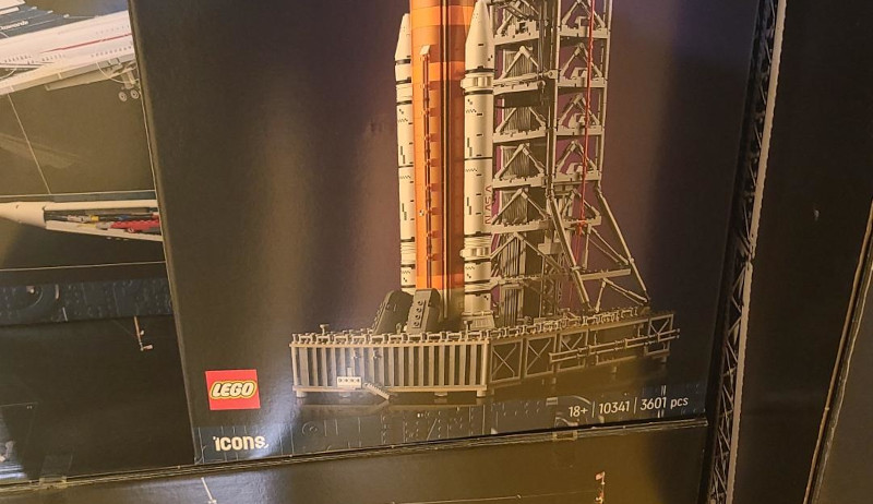 LEGO Icons Nasa Artemis Space Launch System front of box